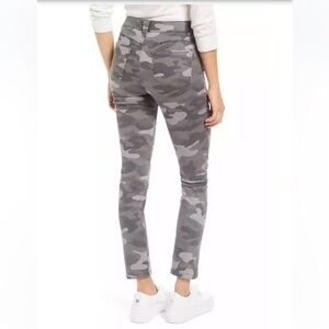 Wit & Wisdom Blue Gray Camo Cargo Pants
Soft Twill
Size 6